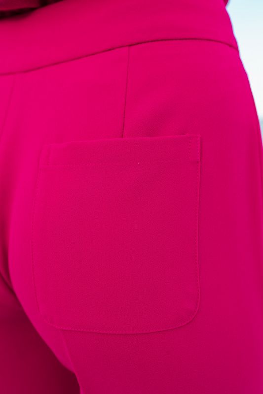 Détails en gros plan du pantalon classique rose pour femmes.