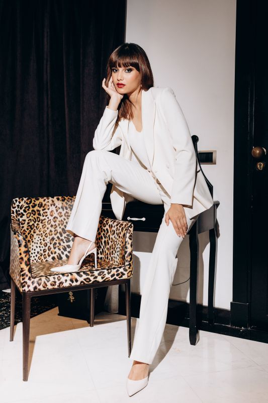 Pantalon classique blanc pour femme.