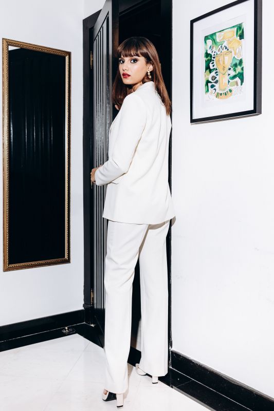 Un élégant pantalon blanc de style classique pour femmes.