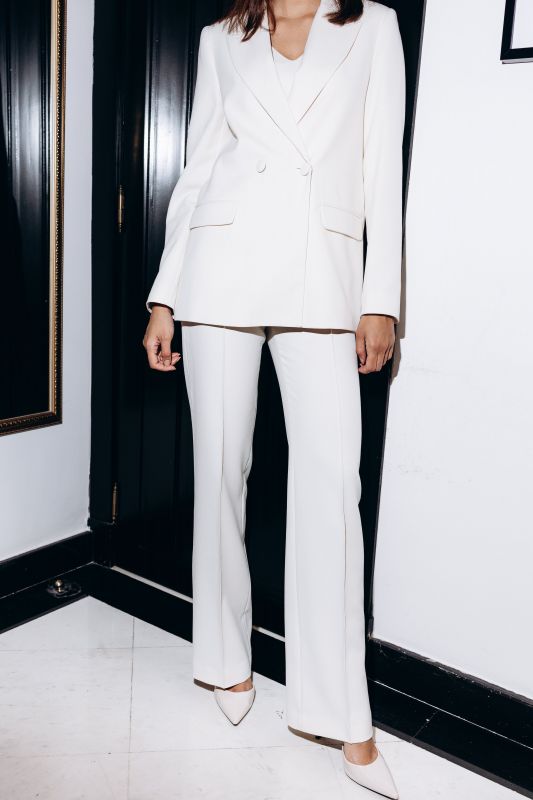 Un élégant pantalon blanc de style classique pour femmes.