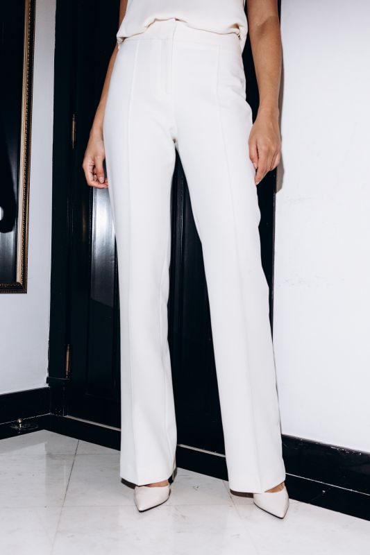 Pantalon de couleur blanche de style classique pour femmes.