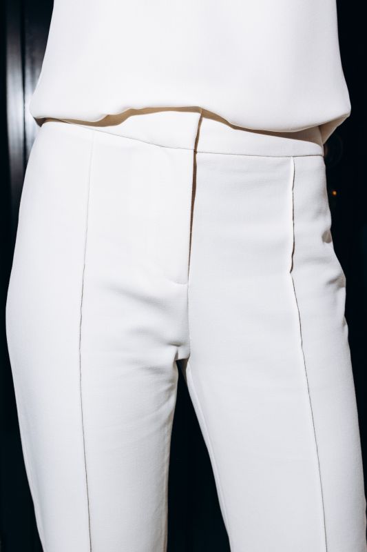 Détails en gros plan du pantalon classique blanc pour femmes."
