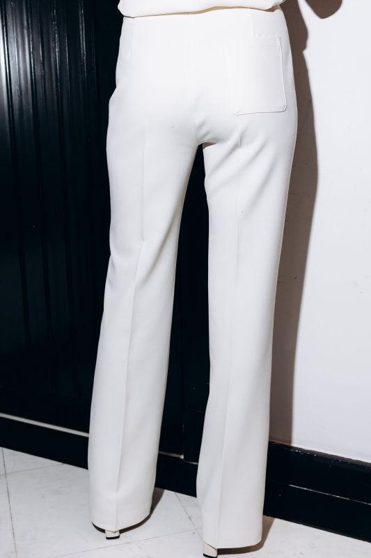 Détails en gros plan du pantalon classique blanc pour femmes."