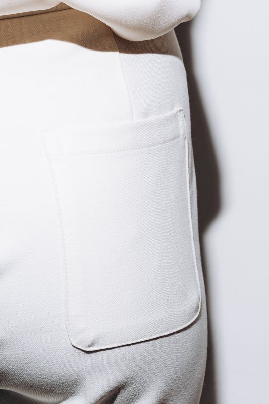 Détails en gros plan du pantalon classique blanc pour femmes."