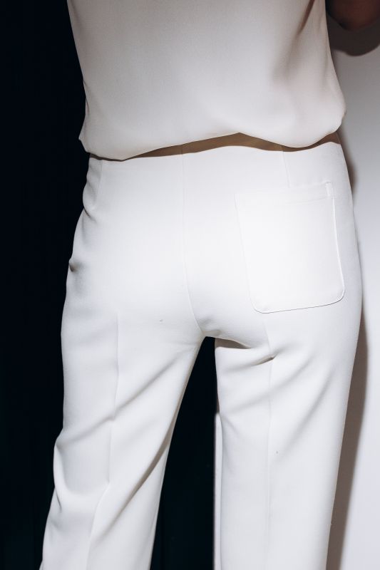 Détails en gros plan du pantalon classique blanc pour femmes."