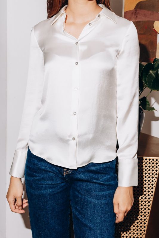 Chemise brillante en blanc pour une tenue sophistiquée et lumineuse.