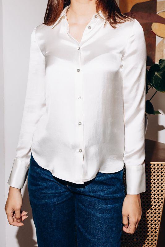 Détails de la chemise : Finition brillante et couleur blanche.