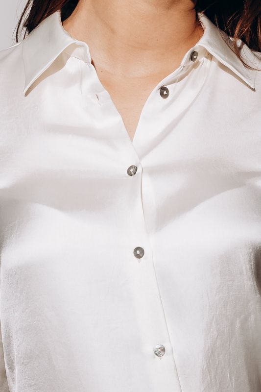 Détails de la chemise : Finition brillante et couleur blanche.