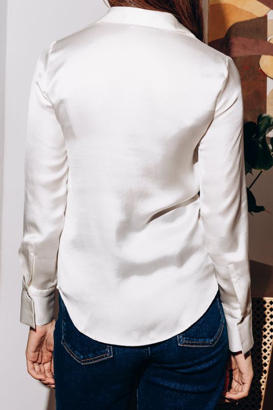 Détails de la chemise : Finition brillante et couleur blanche.