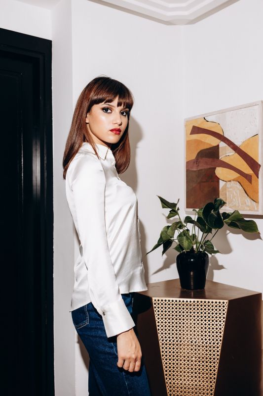 Chemise brillante en blanc pour une tenue sophistiquée et lumineuse.