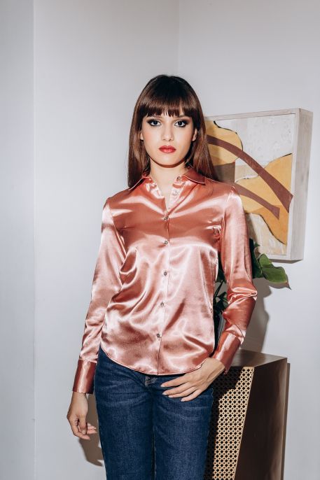 Chemise brillante pour femme : Un look élégant et lumineux.