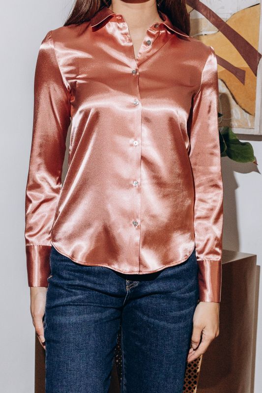 Chemise féminine à l'aspect brillant pour un style original.