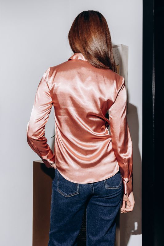 Chemise étincelante pour une tenue chic et tendance en soirée.
