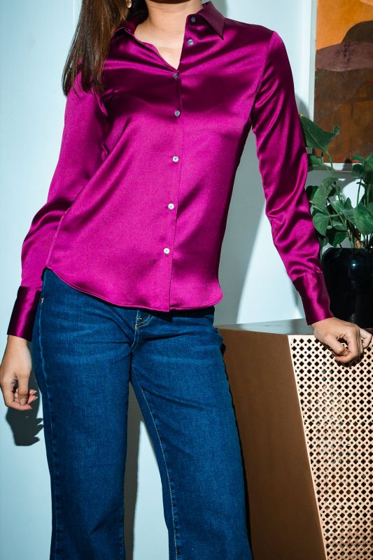 Chemise violette brillante pour une tenue chic et lumineuse en soirée.