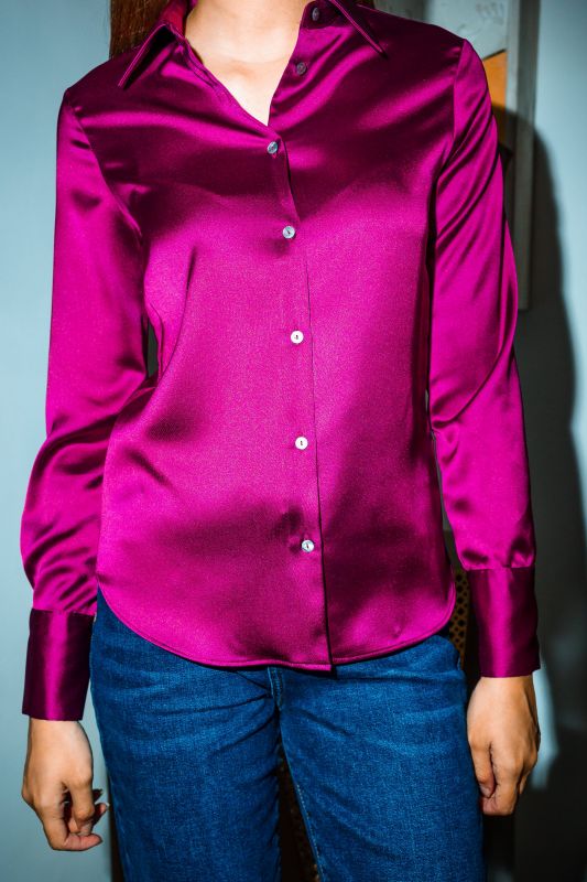 Chemise violette brillante pour une tenue chic et lumineuse en soirée.