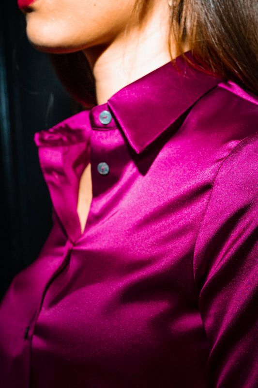 Détails de la chemise : Finition brillante et couleur violette.