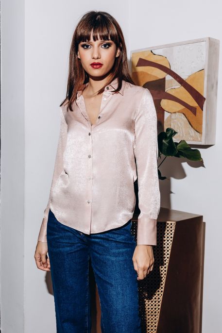 Chemise blanche cassé tendance pour femmes.