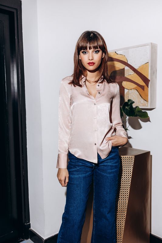 Élégante chemise off-white pour femmes.