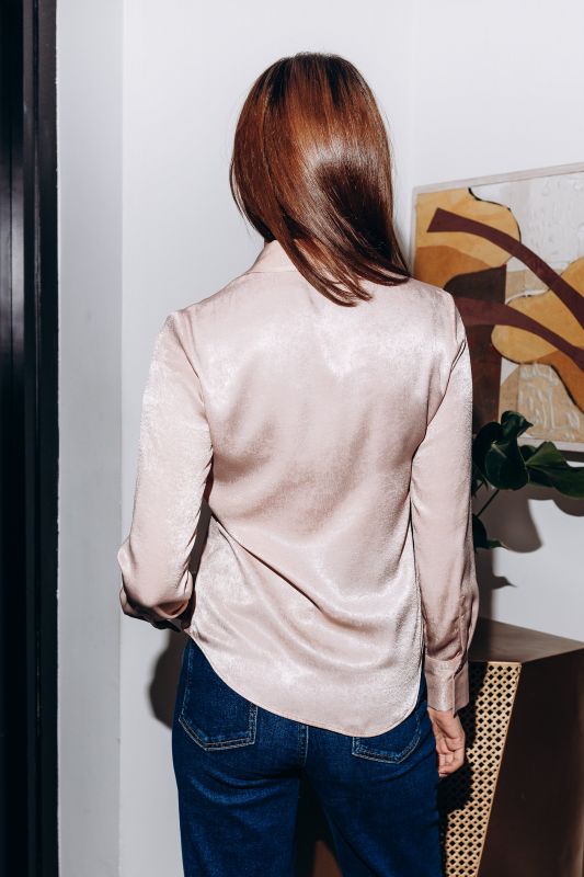 Détails exquis de la chemise blanche cassé.