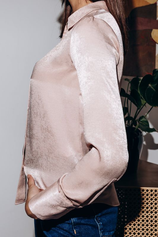 Détails exquis de la chemise blanche cassé.