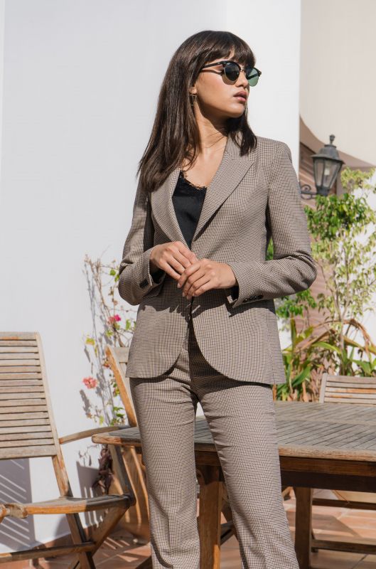 Pantalon classique à carreaux marron, pour un look sophistiqué.