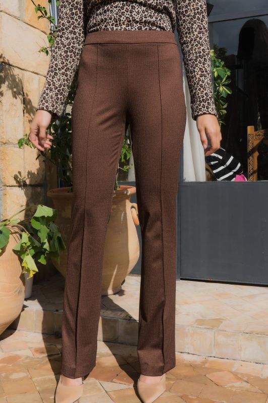Pantalon de couleur marron pour dames.