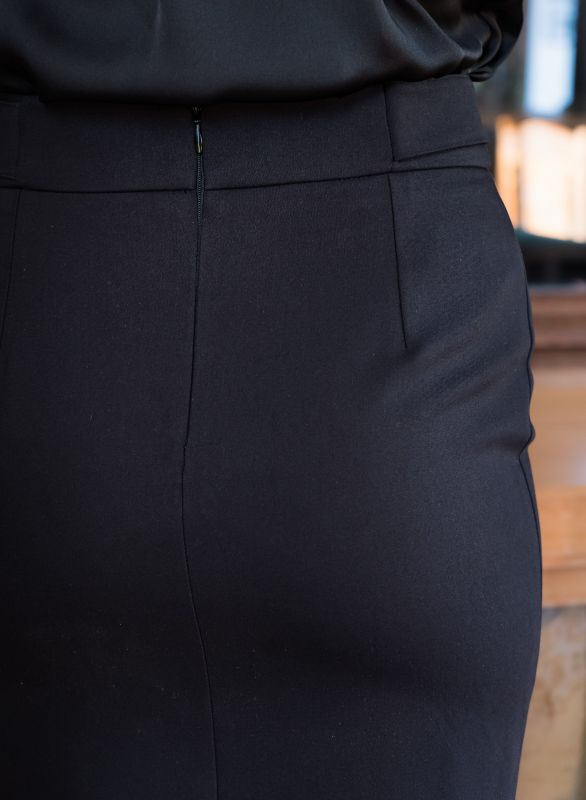 Détails de la jupe : Couleur noire et design sobre.