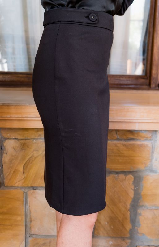 Détails de la jupe : Couleur noire et design sobre.