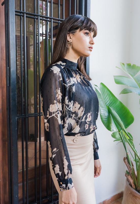 Blouse bicolore noire et blanc cassé.