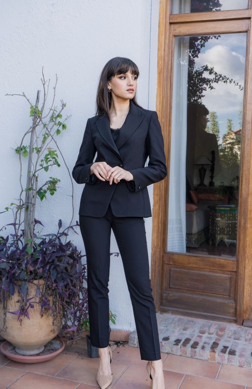 Un élégant pantalon noir pour femmes.