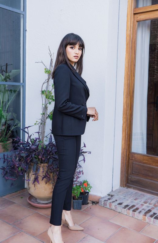 Pantalon de style classique en noir pour femmes.