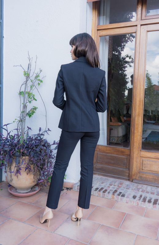 Détails en gros plan du pantalon classique noir pour femmes.