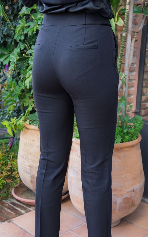 Détails en gros plan du pantalon classique noir pour femmes.