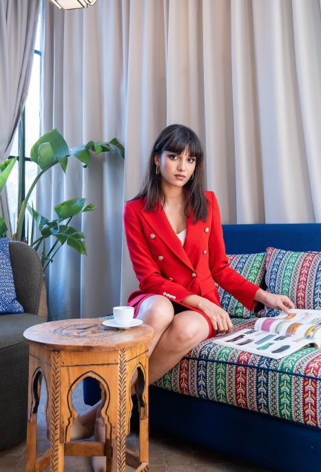 Jupe rouge avec des boutons pour femme : Un look élégant et sophistiqué.