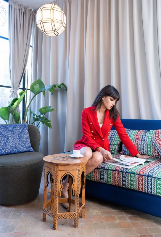 Jupe rouge avec des boutons dorés pour une tenue chic et élégante.