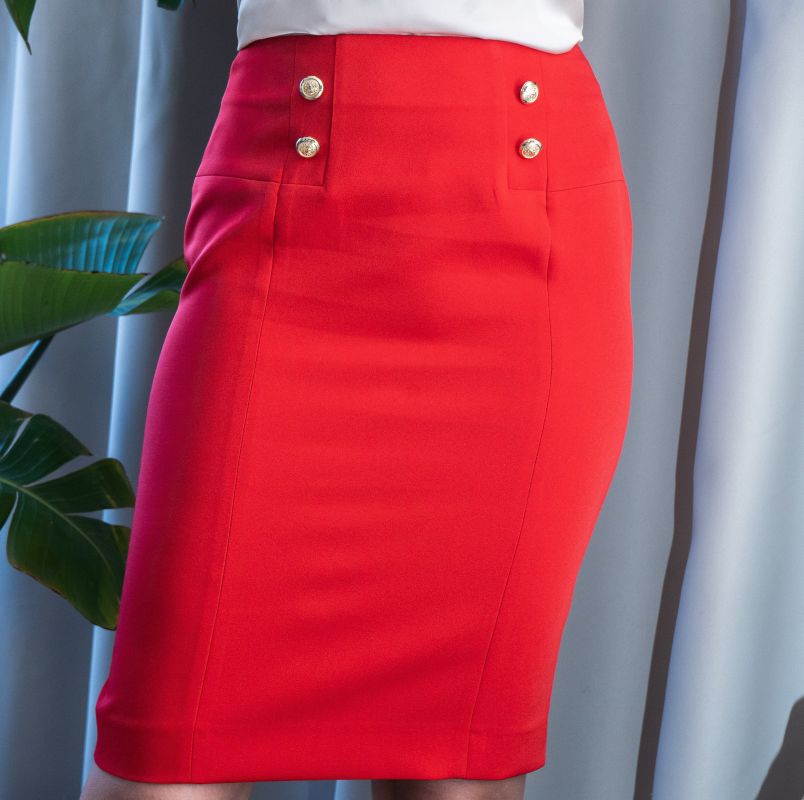 Détails de la jupe : Couleur rouge et boutons dorés.