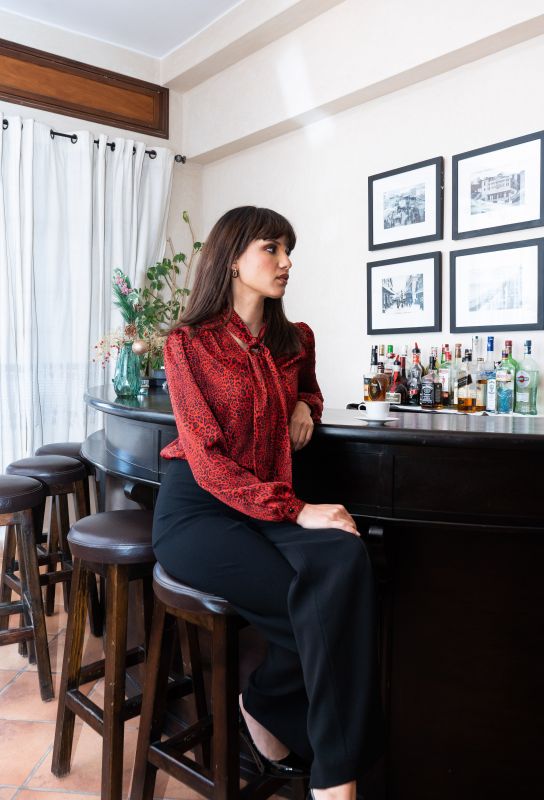 Blouse à imprimé léopard en teinte rouge pour femme, pour une touche audacieuse.