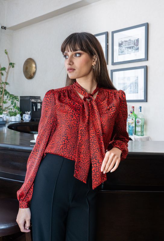 Élégante blouse léopard rouge pour femme.