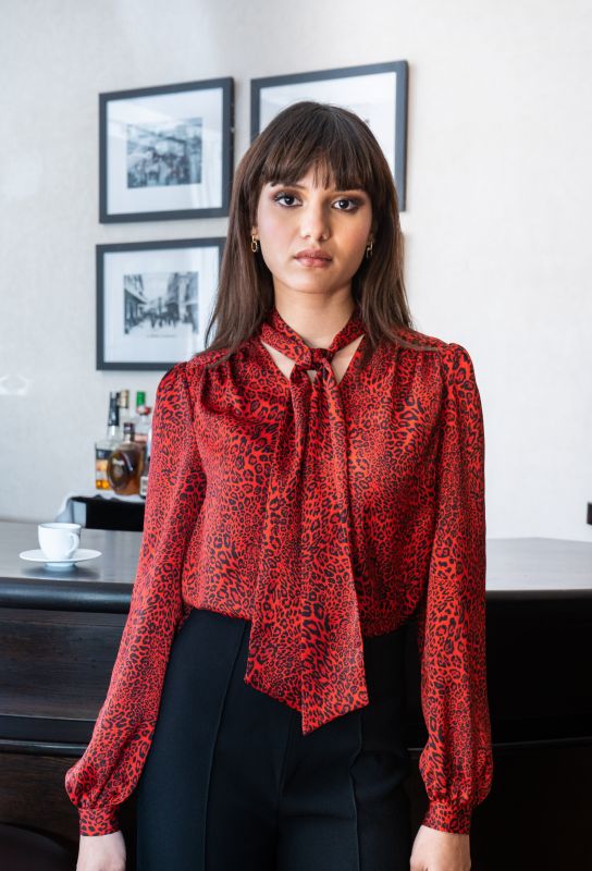 Blouse pour femme avec un motif léopard distinctif en rouge.