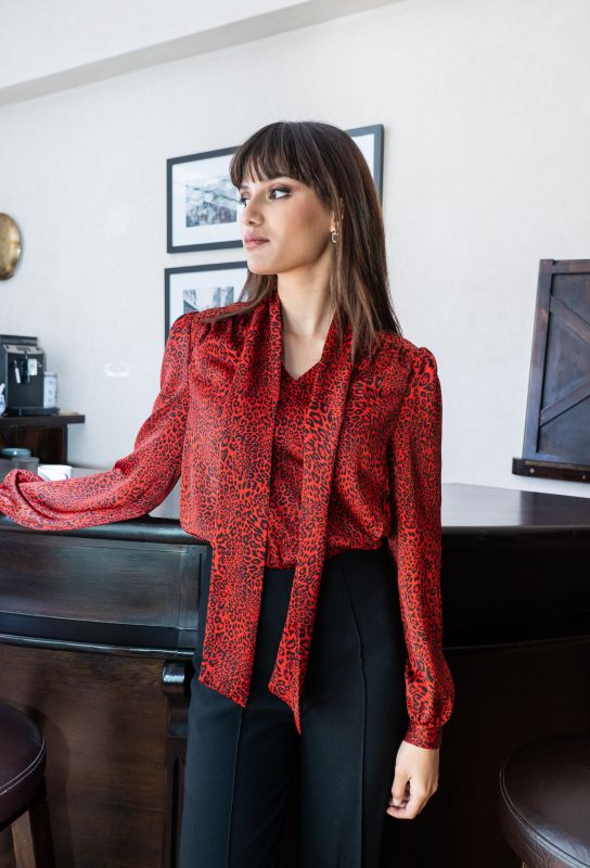 Blouse pour femme avec un motif léopard distinctif en rouge.