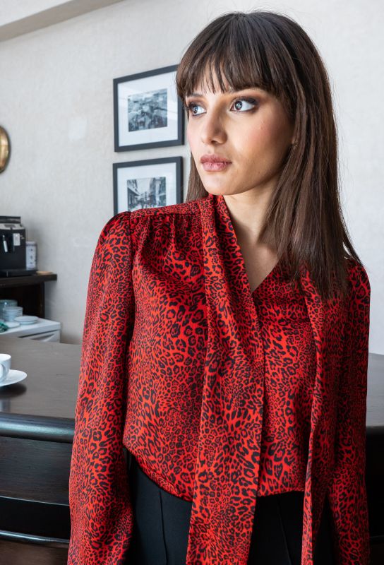 Blouse pour femme avec un motif léopard distinctif en rouge.