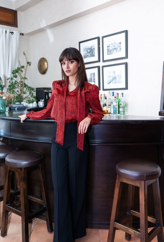 Blouse pour femme avec un motif léopard distinctif en rouge.