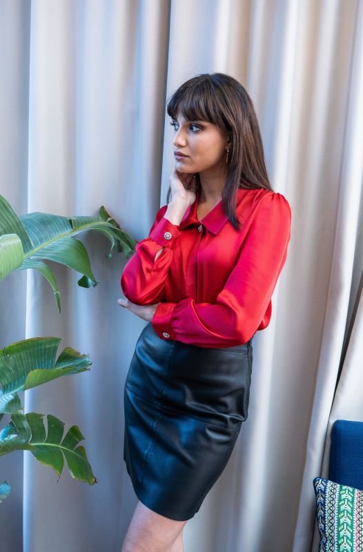 Chemise rouge élégante pour femmes.