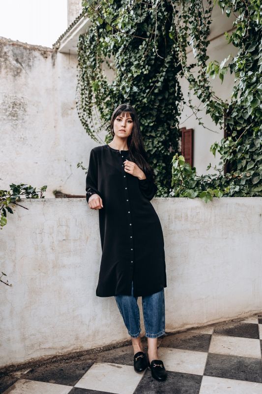 Tunique Louiza noire de la collection Ramadan Vibes d'ANAE, fusionnant confort et style dans un décor naturel.