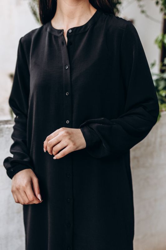 Gros plan sur la tunique Louiza noire, montrant le détail des boutons, parfaite pour la collection Ramadan Vibes d'ANAE.