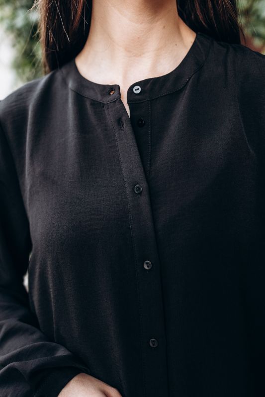Gros plan sur la tunique Louiza noire, montrant le détail des boutons, parfaite pour la collection Ramadan Vibes d'ANAE.