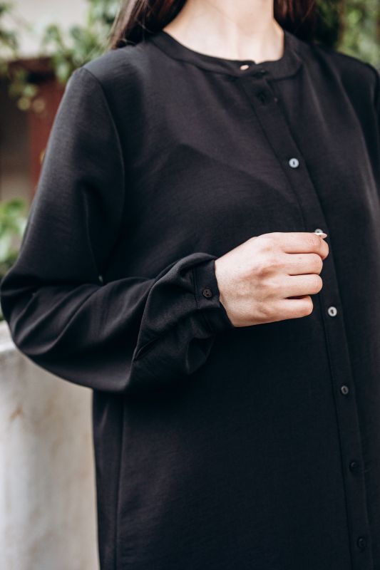 Gros plan sur la tunique Louiza noire, montrant le détail des boutons, parfaite pour la collection Ramadan Vibes d'ANAE.