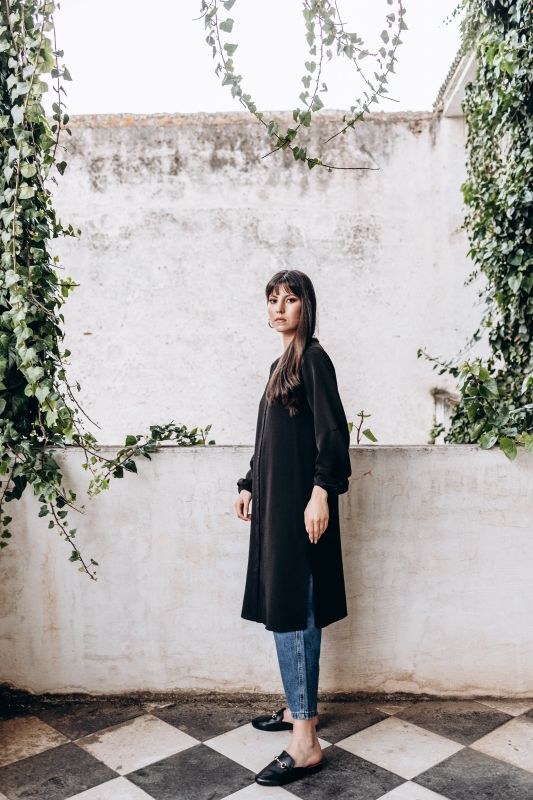 La tunique Louiza noire d'ANAE, collection Ramadan Vibes, portée avec des jeans pour un look moderne et polyvalent.