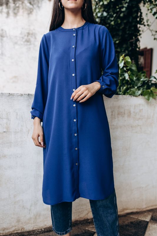 La Tunique Louiza d'ANAE en bleu vibrant offre un confort sans compromis et un style raffiné pour vos Iftars du Ramadan.