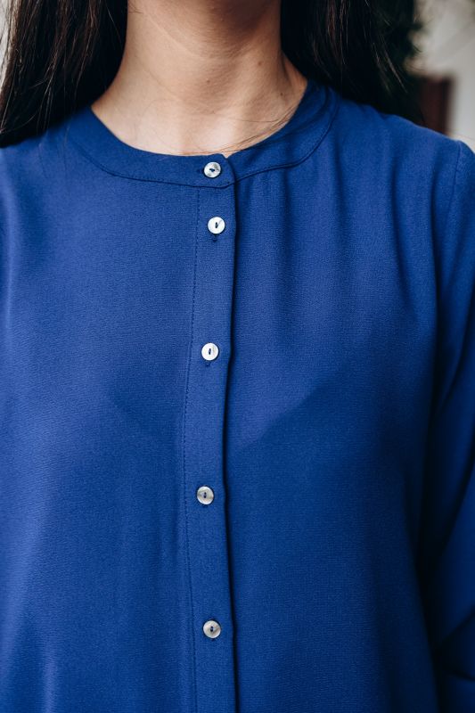 La Tunique Louiza d'ANAE en bleu vibrant offre un confort sans compromis et un style raffiné pour vos Iftars du Ramadan.